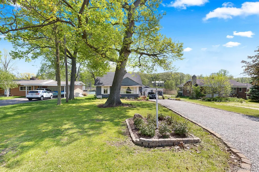 22827 Meridian Road Grosse Ile Township, MI 48138