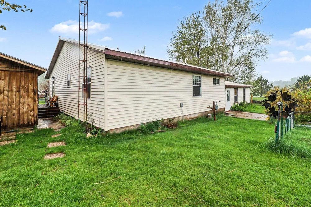 5739 Benzie Highway Joyfield Township, MI 49616