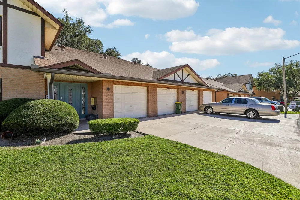 100 E OAK TERRACE DRIVE #D2 Leesburg, FL 34748