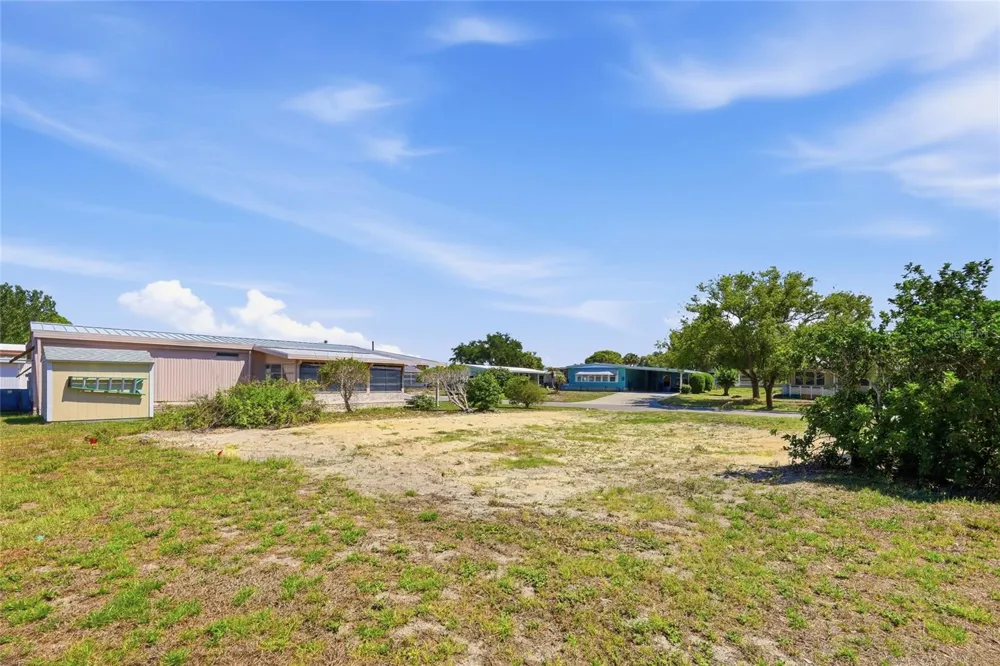 1223 NASSAU CIRCLE Tavares, FL 32778