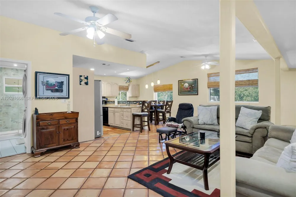 323 Bay View Ave Key Largo, FL 33037