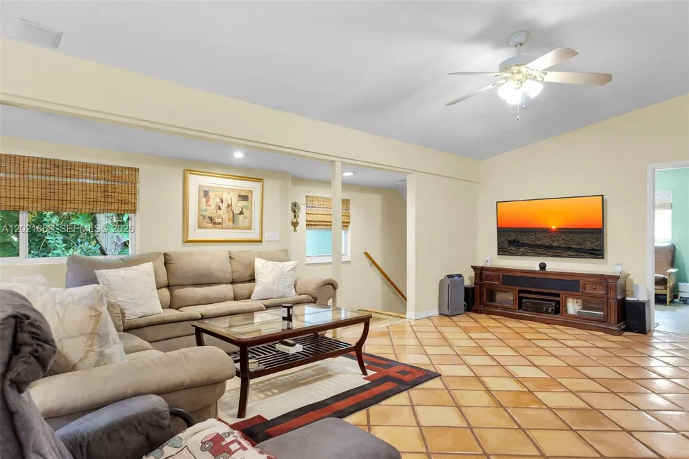 323 Bay View Ave Key Largo, FL 33037
