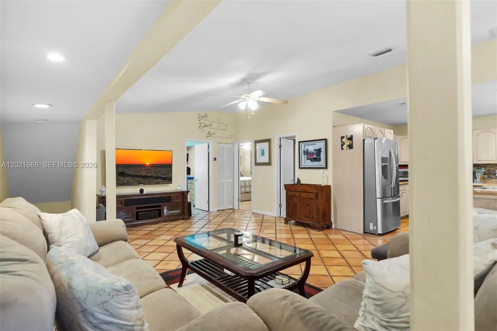 323 Bay View Ave Key Largo, FL 33037