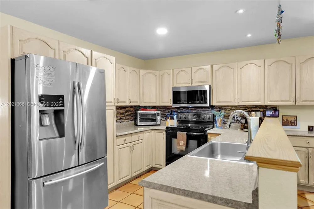 323 Bay View Ave Key Largo, FL 33037