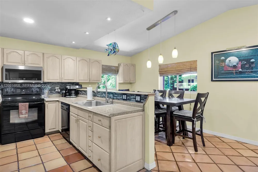 323 Bay View Ave Key Largo, FL 33037