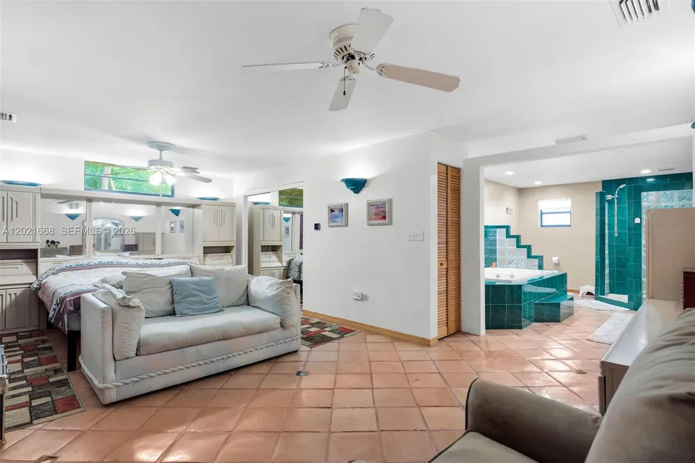 323 Bay View Ave Key Largo, FL 33037