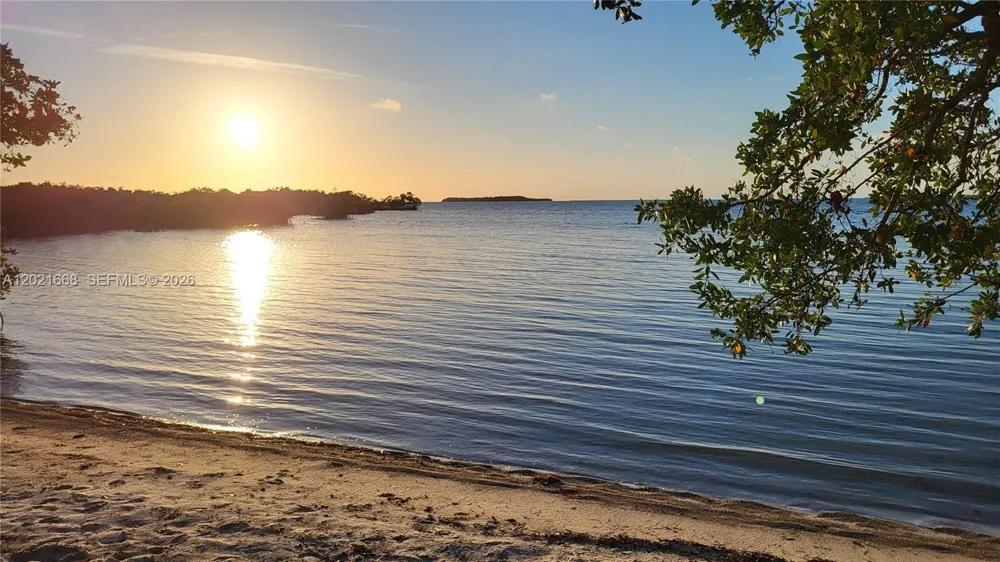 323 Bay View Ave Key Largo, FL 33037