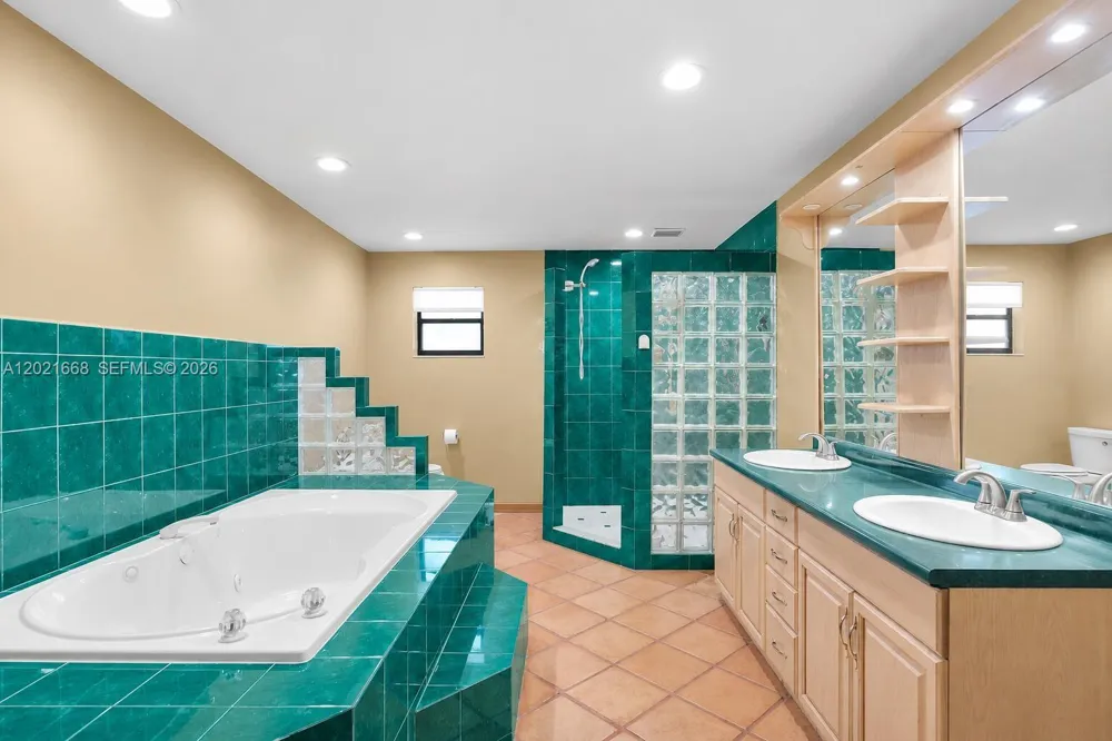 323 Bay View Ave Key Largo, FL 33037