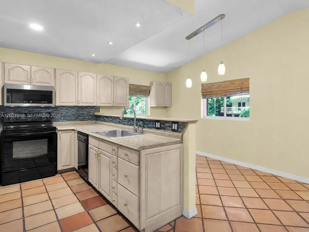 323 Bay View Ave Key Largo, FL 33037