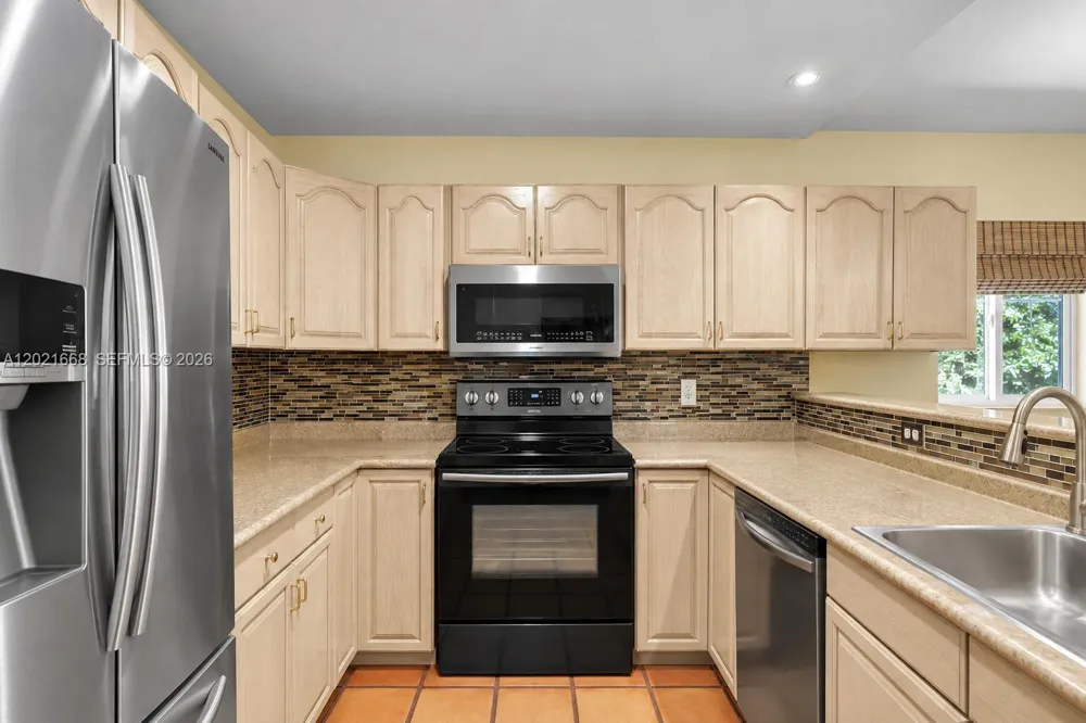 323 Bay View Ave Key Largo, FL 33037