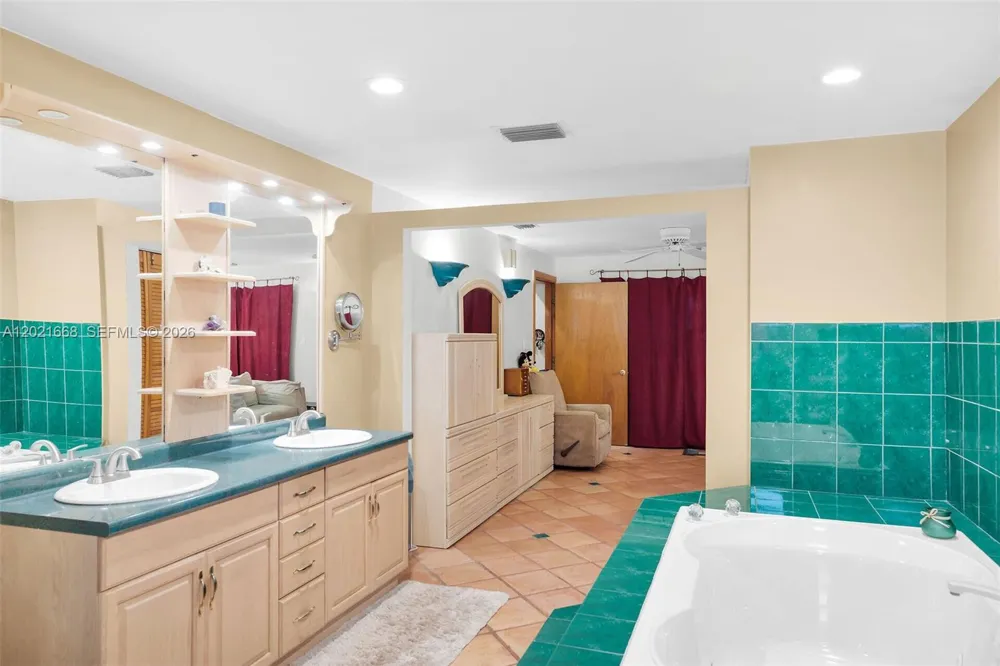 323 Bay View Ave Key Largo, FL 33037