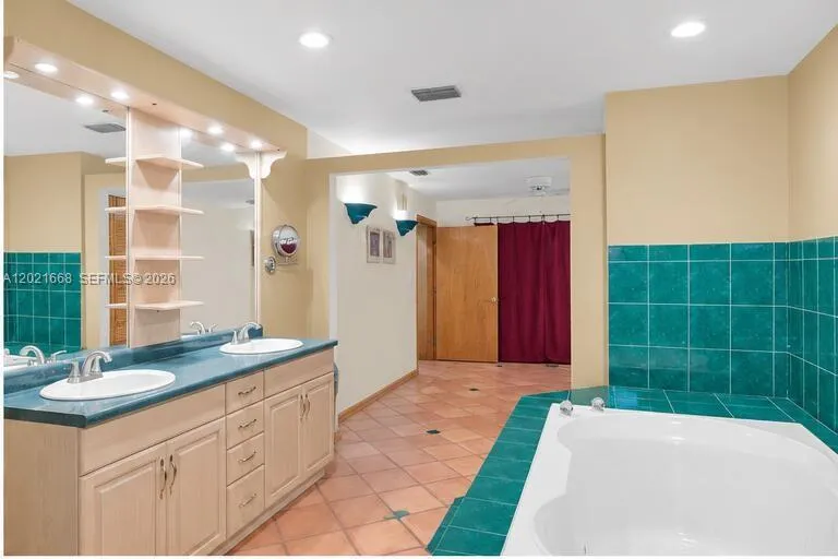 323 Bay View Ave Key Largo, FL 33037