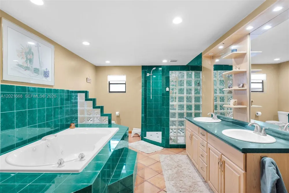 323 Bay View Ave Key Largo, FL 33037