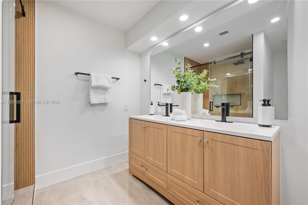 1405 Lenox Ave Miami Beach, FL 33139