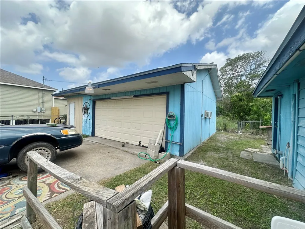801 Ruben Chavez Robstown, TX 78380