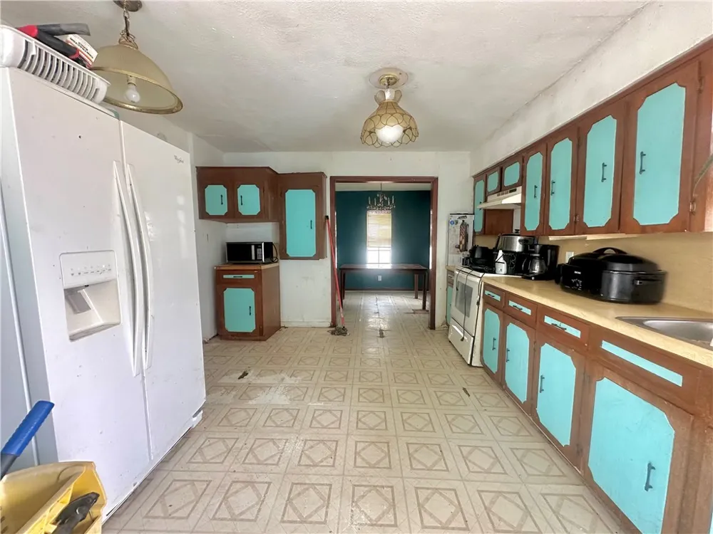 801 Ruben Chavez Robstown, TX 78380