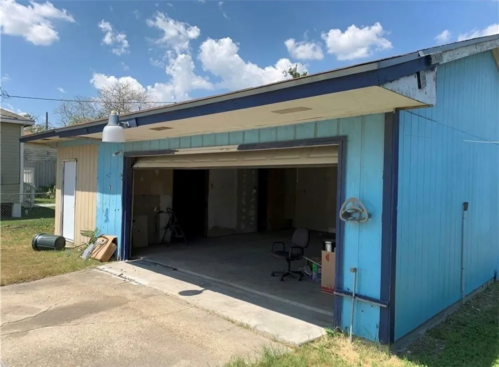 801 Ruben Chavez Robstown, TX 78380