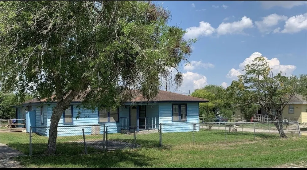 801 Ruben Chavez Robstown, TX 78380
