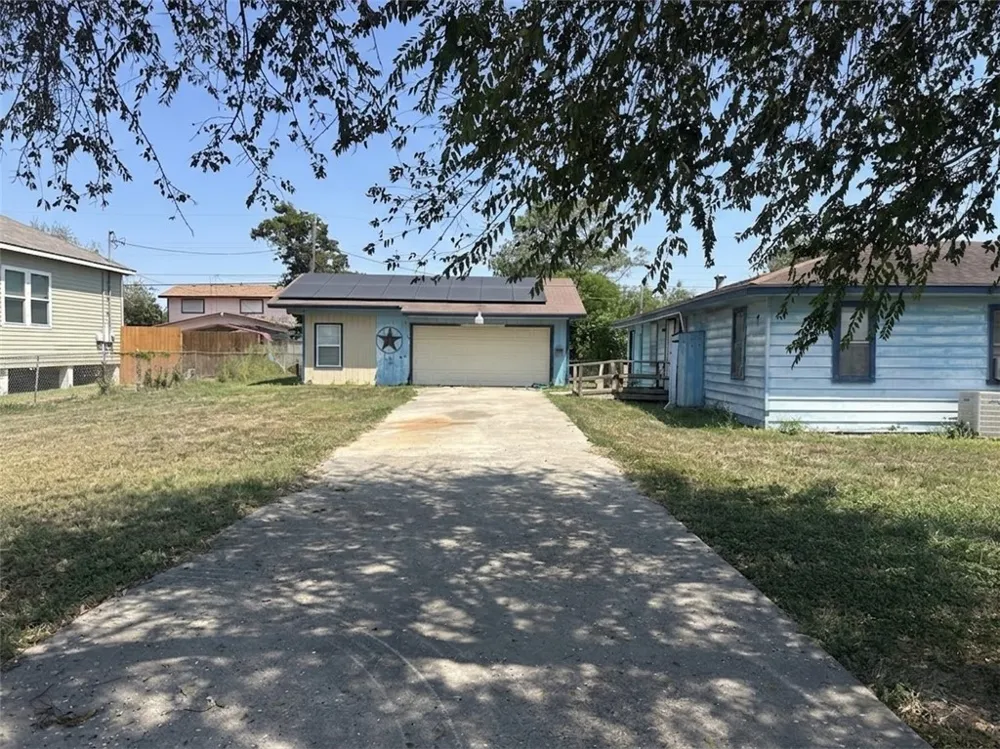 801 Ruben Chavez Robstown, TX 78380