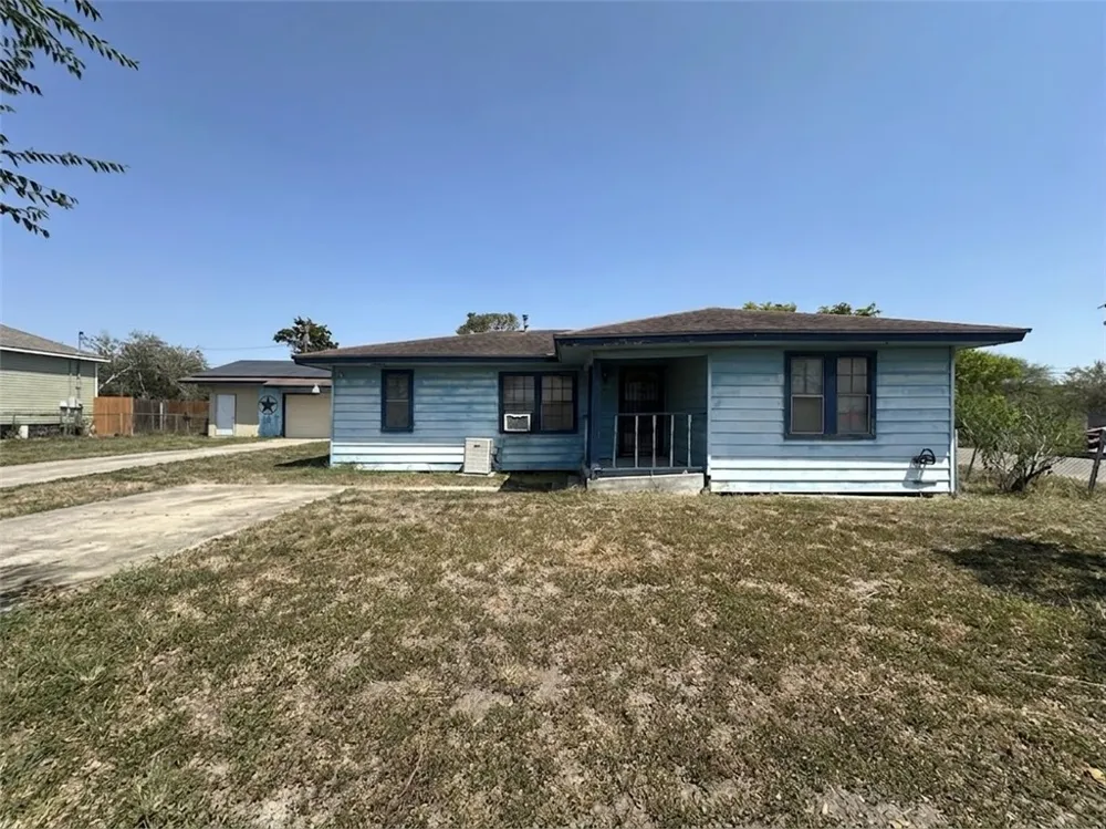 801 Ruben Chavez Robstown, TX 78380