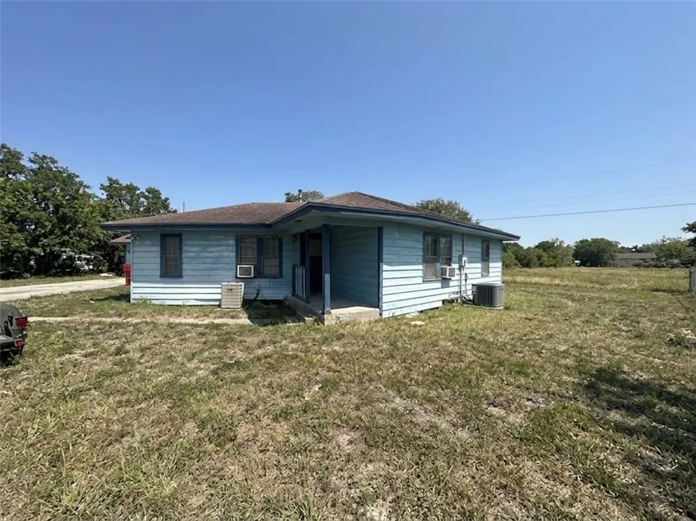 801 Ruben Chavez Robstown, TX 78380