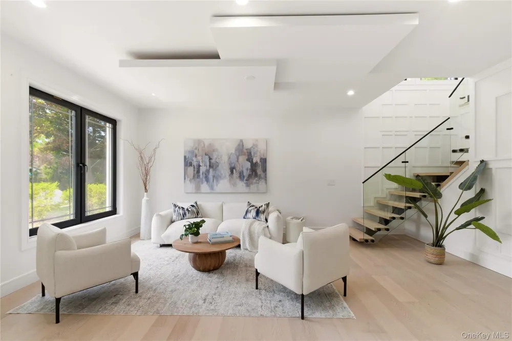 97 Parkway Drive Roslyn Heights, NY 11577