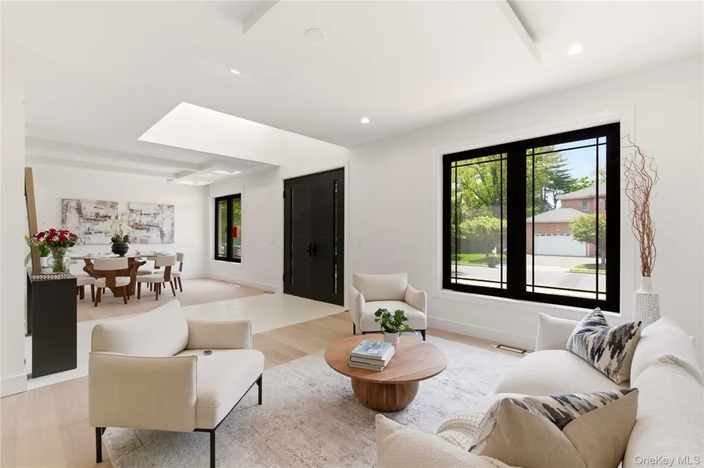 97 Parkway Drive Roslyn Heights, NY 11577