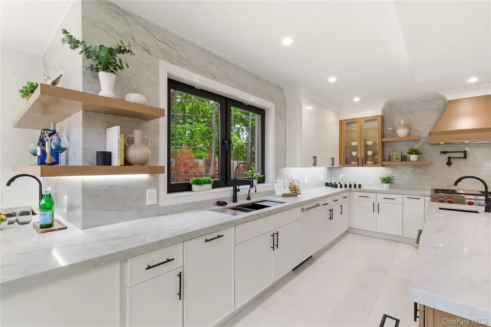 97 Parkway Drive Roslyn Heights, NY 11577