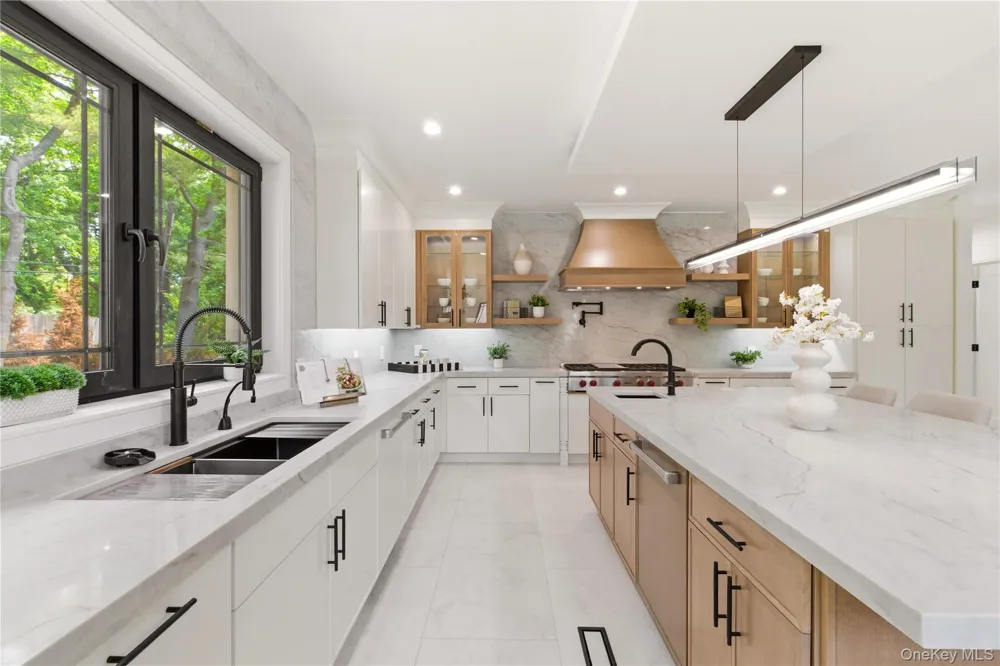 97 Parkway Drive Roslyn Heights, NY 11577