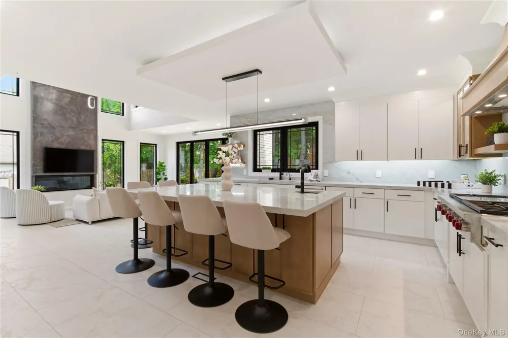 97 Parkway Drive Roslyn Heights, NY 11577