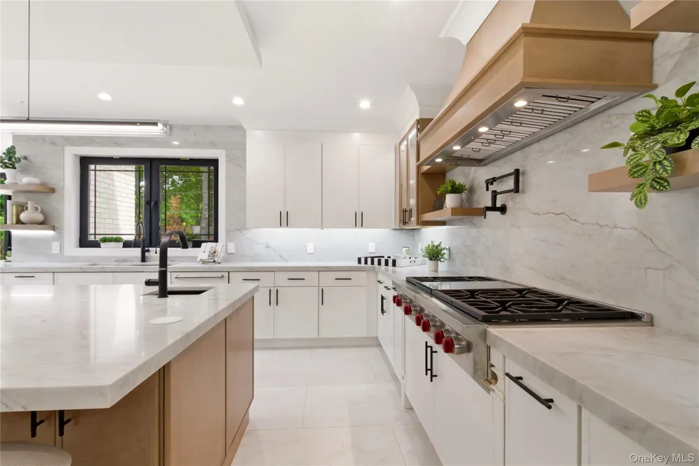 97 Parkway Drive Roslyn Heights, NY 11577