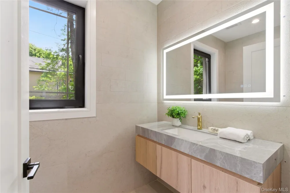 97 Parkway Drive Roslyn Heights, NY 11577