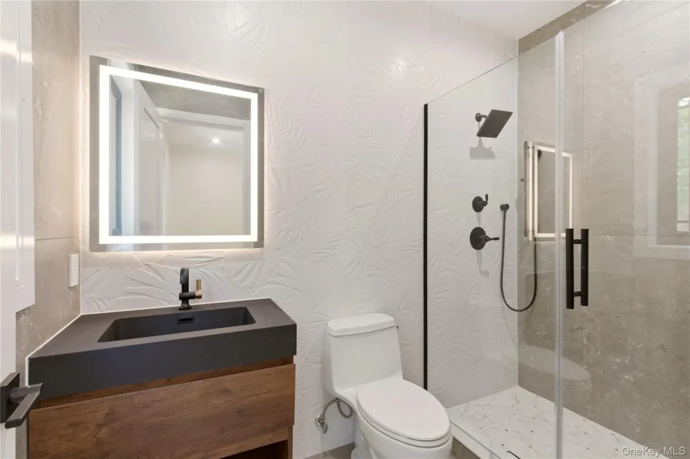 97 Parkway Drive Roslyn Heights, NY 11577