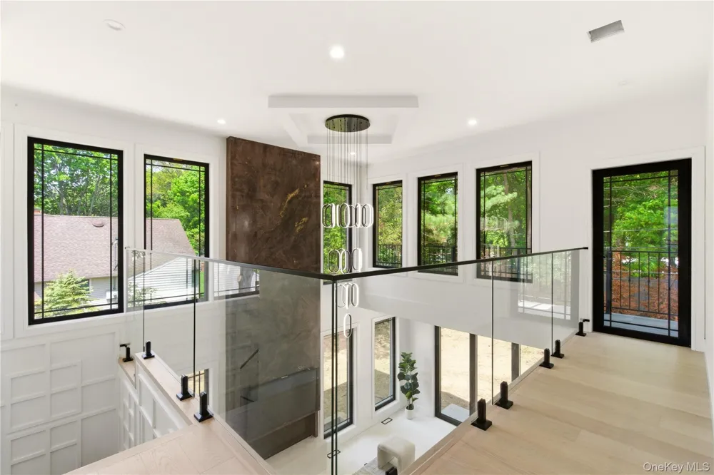 97 Parkway Drive Roslyn Heights, NY 11577