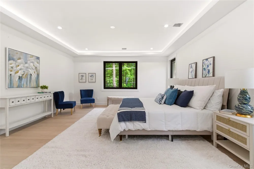 97 Parkway Drive Roslyn Heights, NY 11577