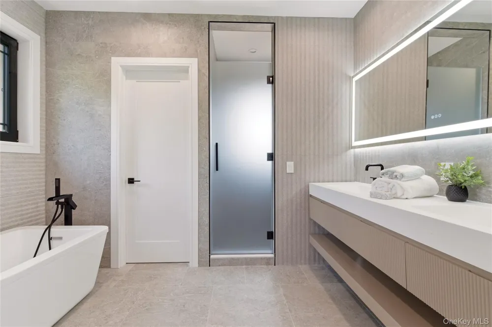 97 Parkway Drive Roslyn Heights, NY 11577