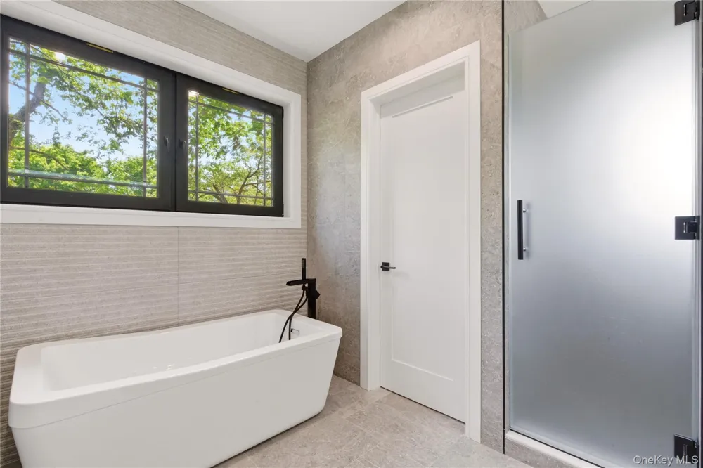 97 Parkway Drive Roslyn Heights, NY 11577