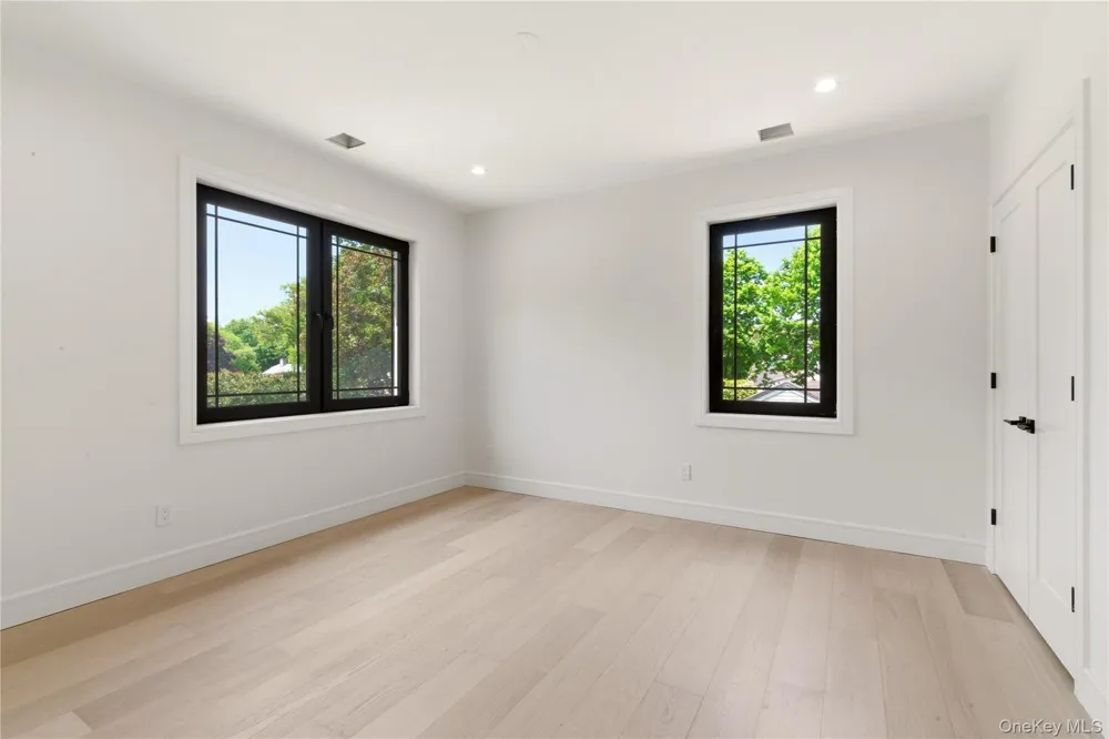 97 Parkway Drive Roslyn Heights, NY 11577