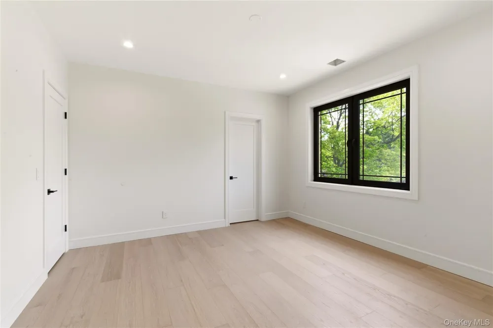 97 Parkway Drive Roslyn Heights, NY 11577