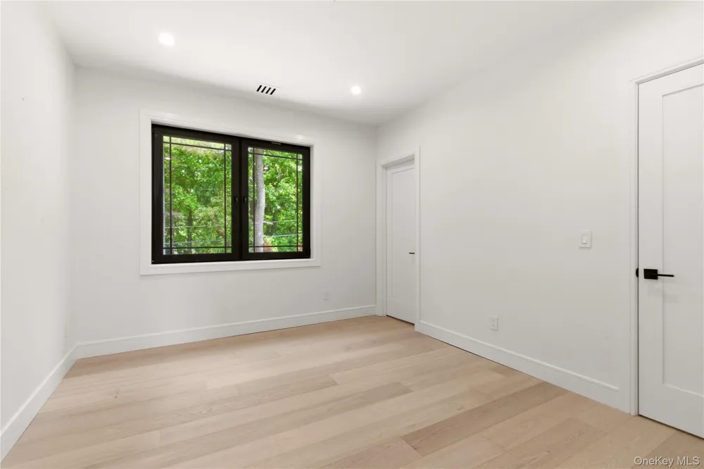 97 Parkway Drive Roslyn Heights, NY 11577