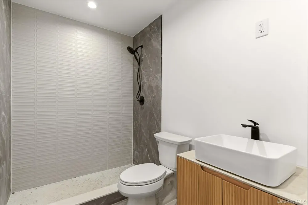 97 Parkway Drive Roslyn Heights, NY 11577