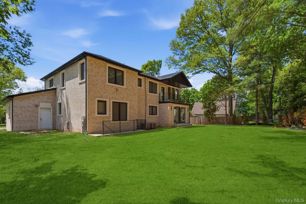 97 Parkway Drive Roslyn Heights, NY 11577