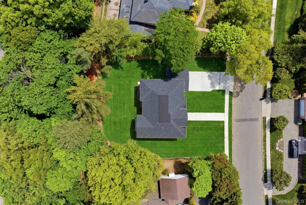 97 Parkway Drive Roslyn Heights, NY 11577