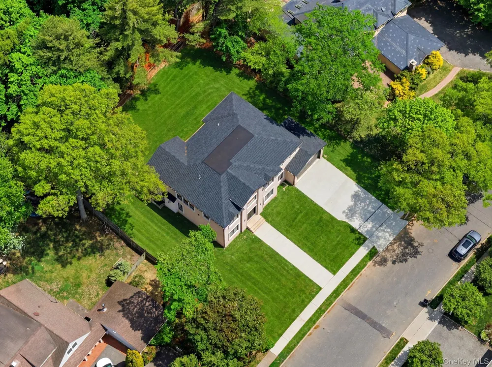 97 Parkway Drive Roslyn Heights, NY 11577