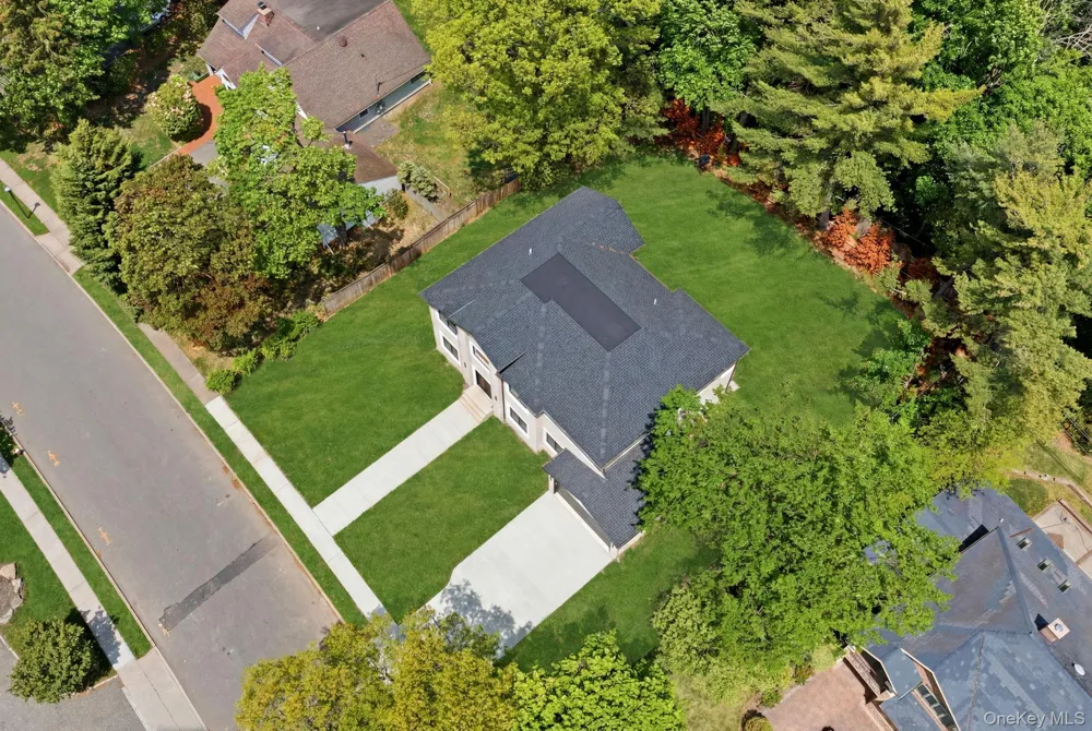 97 Parkway Drive Roslyn Heights, NY 11577