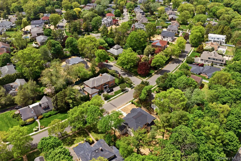 97 Parkway Drive Roslyn Heights, NY 11577