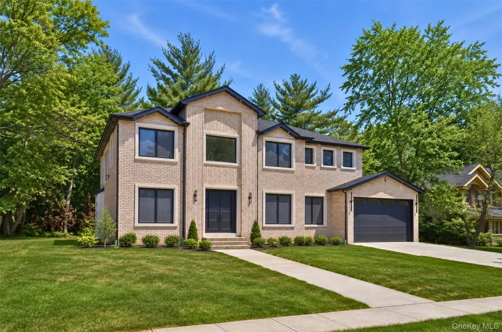 97 Parkway Drive Roslyn Heights, NY 11577