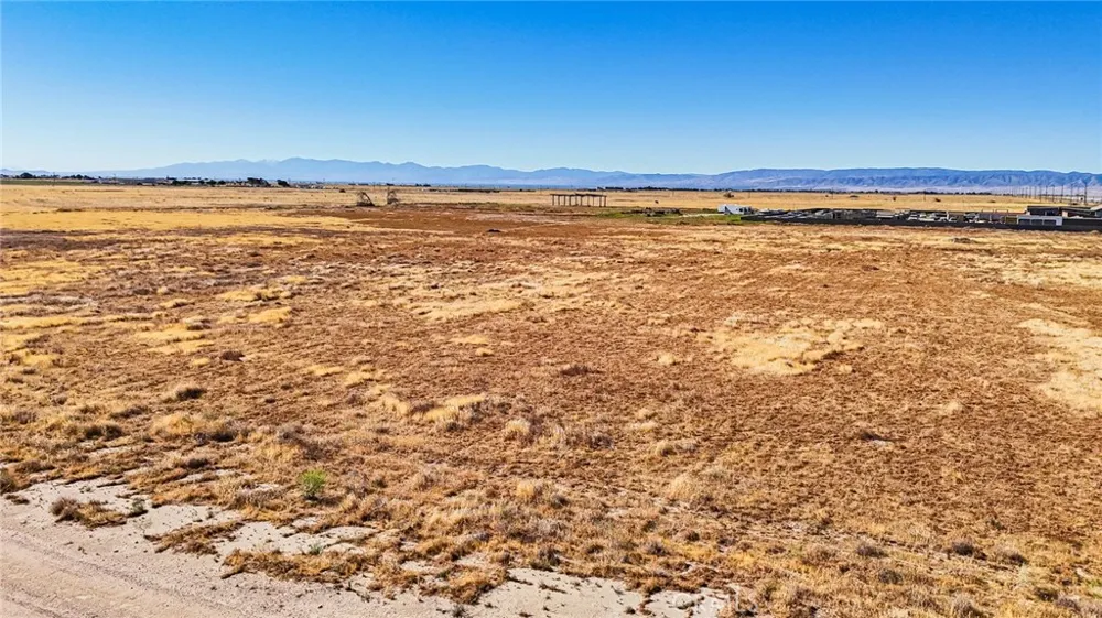 550 90th Street W Rosamond, CA 93560