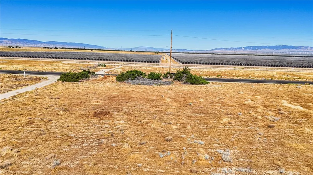 550 90th Street W Rosamond, CA 93560