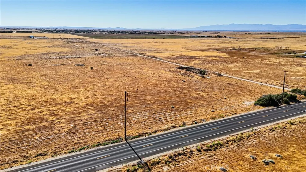 550 90th Street W Rosamond, CA 93560